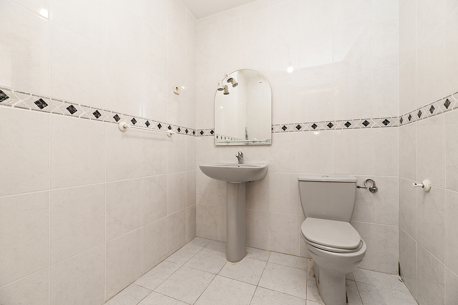 Baño con cenefas decorativas