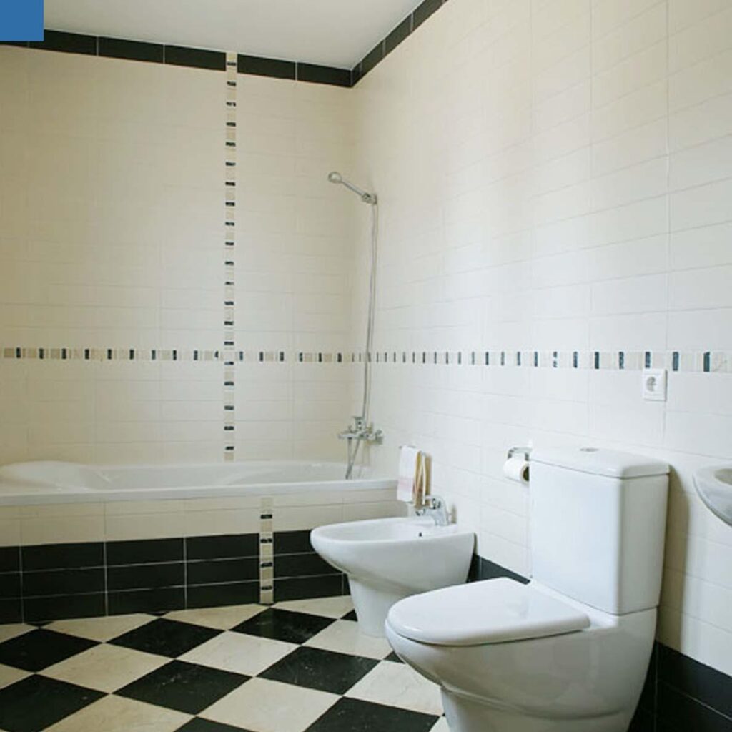 Baño con suelo de azulejos